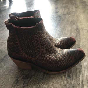 Women’s wine/gold croc leather booties size 8 made in Mexico
